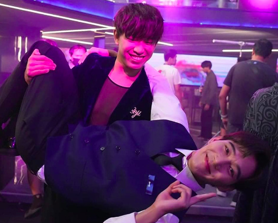 เรื่องย่อ คืนนี้มีแค่เรา เปิดบาร์โฮสสุดฮฮตไปกับ เข็มทิศ-เวลา  