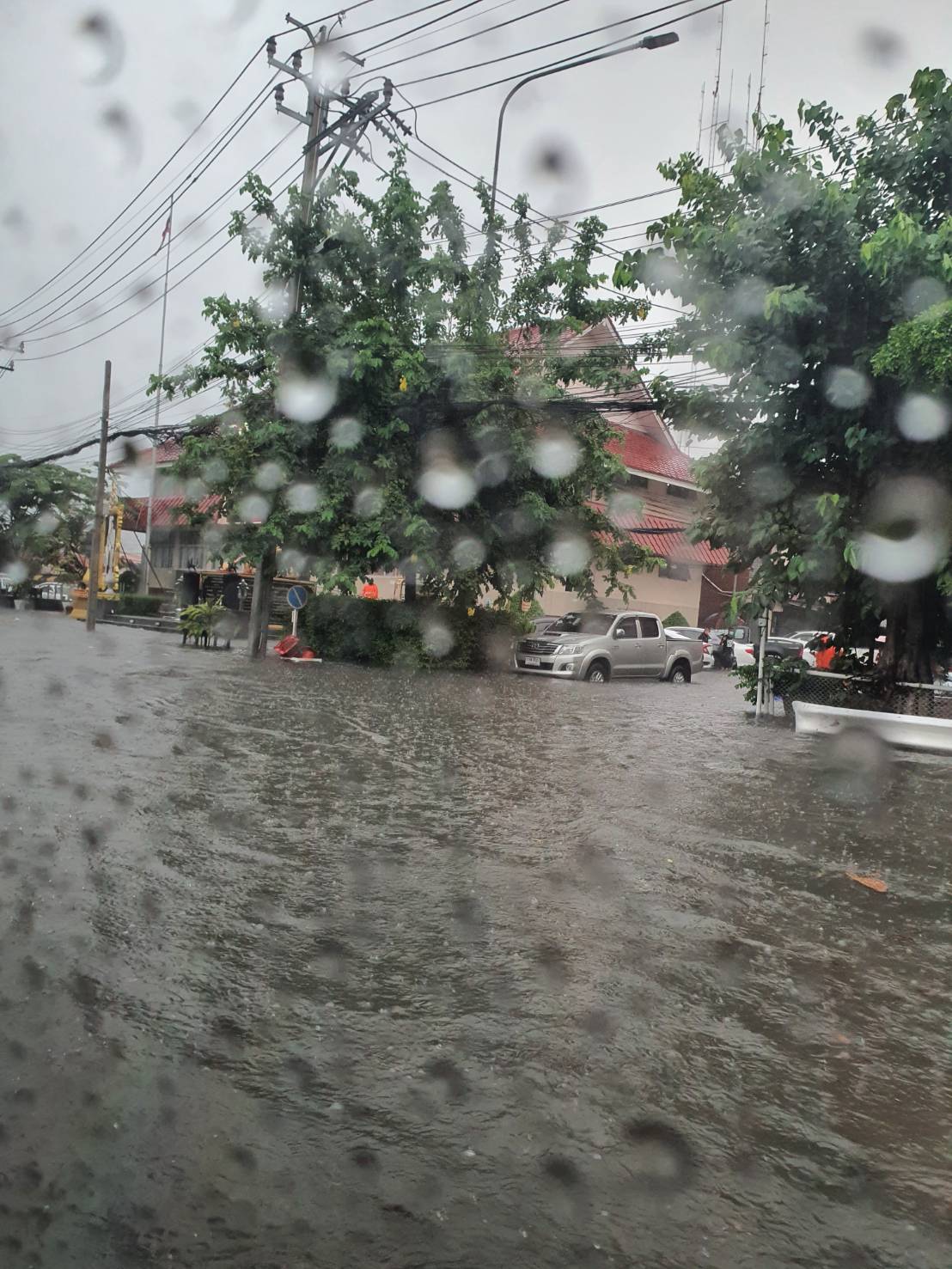 ด่วน! ฝนถล่ม-น้ำท่วม สภ.ปากเกร็ด รถจมเสียหายคัน น้ำสูงเกือบเมตร