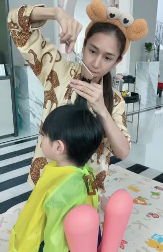 ยอดคุณแม่!! เนย โชติกา โชว์สกิลตัดผมให้สามีและลูกชาย ในยุคโควิด-19