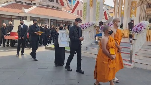 อ๊อฟ พงษ์พัฒน์ อาลัยคุณพ่อครั้งสุดท้าย ในพิธีฌาปนกิจ   (มีคลิป)