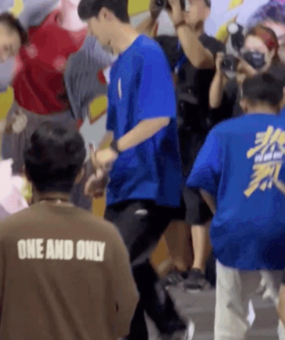 ไม่ต้องหักโหม!! แฟนๆ ห่วง ‘หวังอี้ป๋อ’ กลับมาโปรโมตหนังทั้งที่ยังไม่หายดี