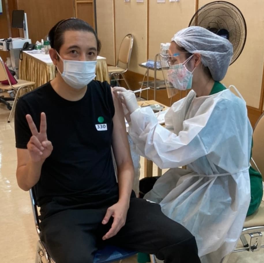 ถึงคิวคุณพ่อลูกหนึ่ง หนุ่ม ศรราม ตบเท้าเข้ารับวัคซีนเข็มแรก