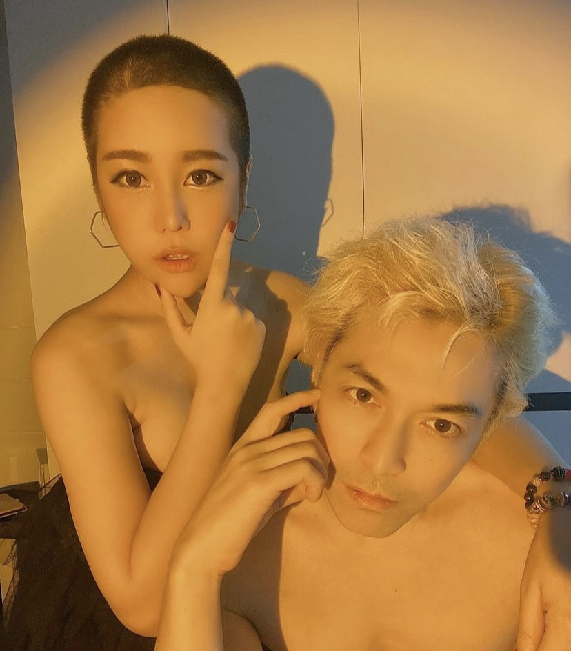 เอาซะโล้น... ปู แบล็คเฮด กับผมทรงใหม่ ตัดเป็นเพื่อน นุ๊กซี่ ? เอาซะโล้น... ปู แบล็คเฮด กับผมทรงใหม่ ตัดเป็นเพื่อน นุ๊กซี่ ?