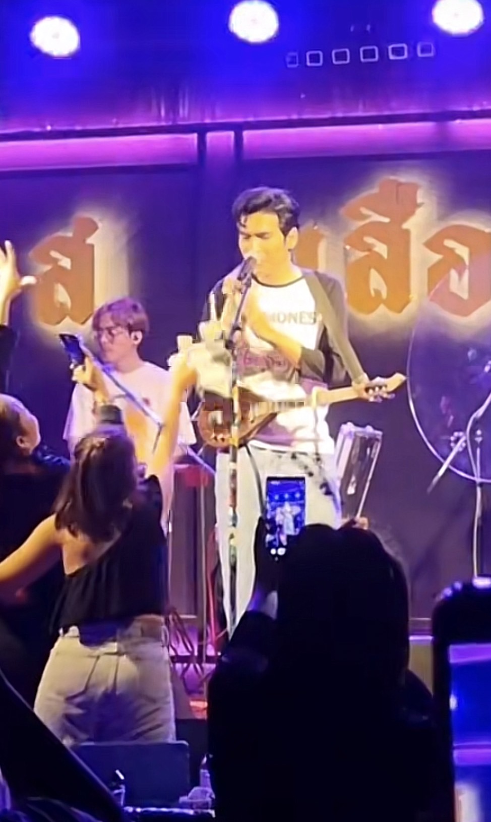 หญิงสาวที่ปาเงินใส่หน้า โจอี้ ภูวศิษฐ์ ยกมือไหว้ขอโทษ กับการกระทำที่ไม่เหมาะสม ล
