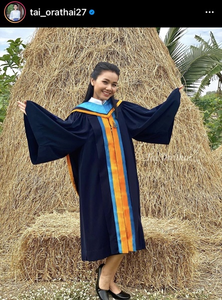 ต่าย อรทัย คว้าปริญญาอีกหนึ่งใบ ได้สำเร็จ แฟนคลับแห่ยินดีอย่างล้นหลาม ต่าย อรทัย คว้าปริญญาอีกหนึ่งใบ ได้สำเร็จ แฟนคลับแห่ยินดีอย่างล้นหลาม