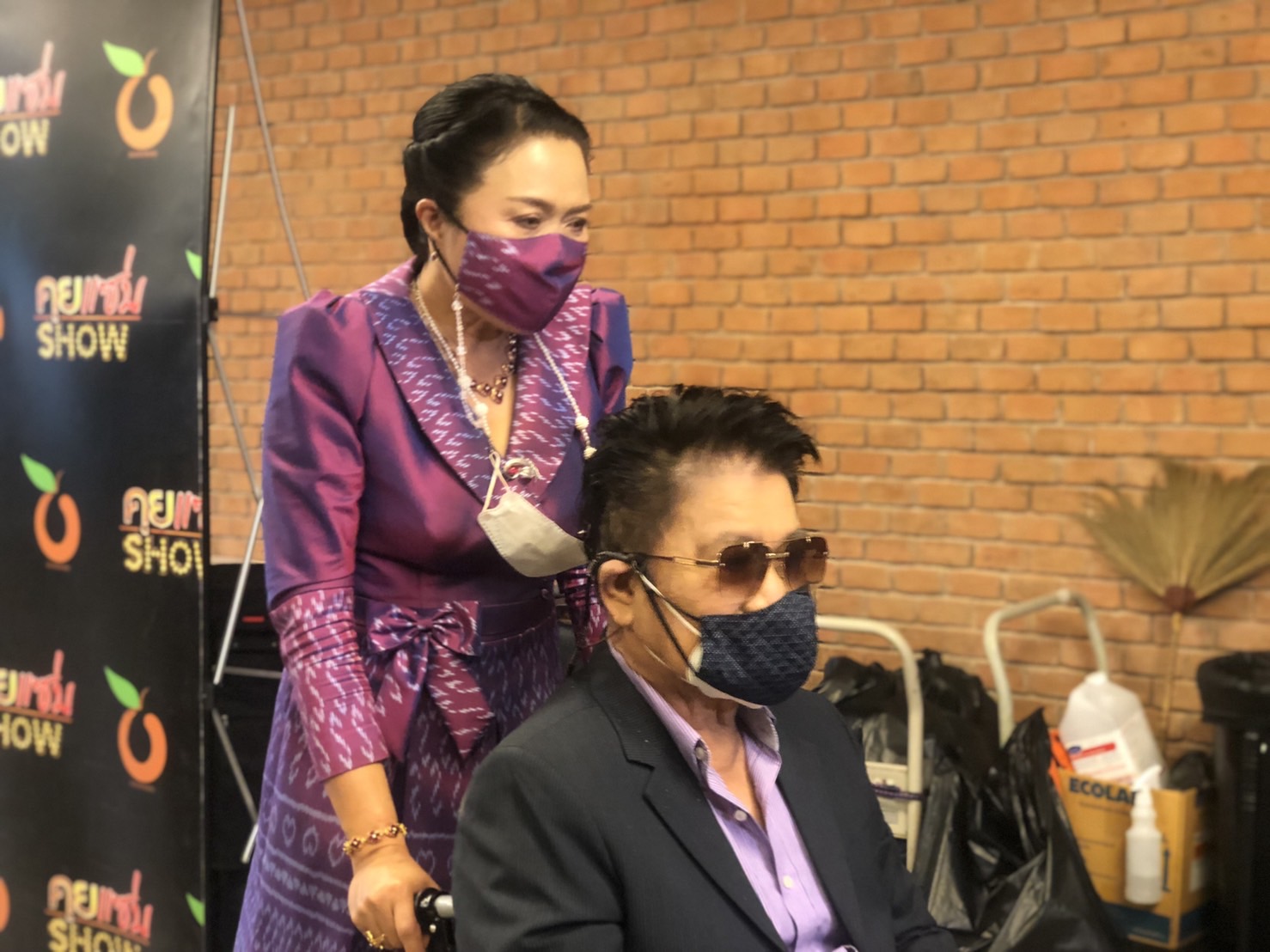 ครูชลธี - ครูปุ้ม เปิดใจครั้งแรก หลังกลับมาดูแลกันอีกครั้ง ครูชลธี - ครูปุ้ม เปิดใจครั้งแรก หลังกลับมาดูแลกันอีกครั้ง