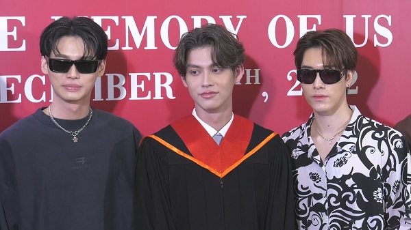 ไบร์ท วชิรวิชญ์ ปลื้ม แฟนคลับจัดเต็มร่วมยินดีรับปริญญา    (มีคลิป)