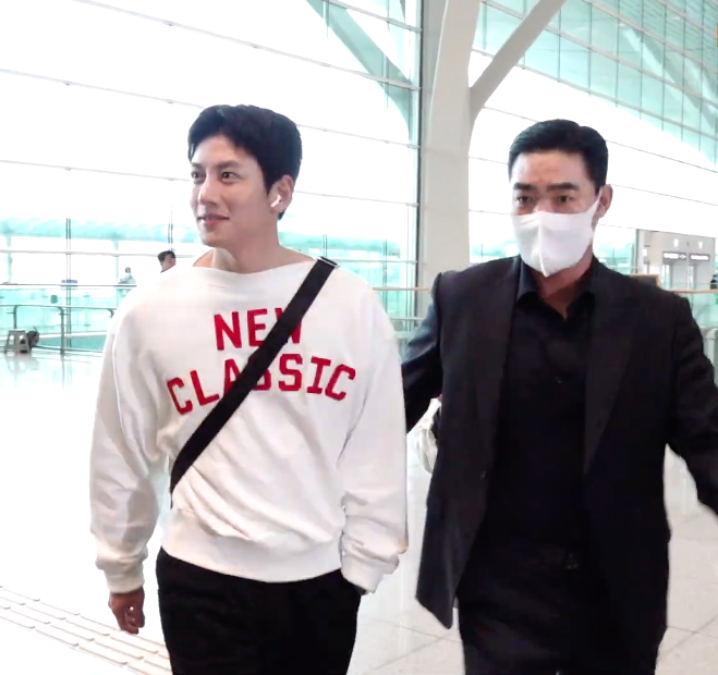 'อุคจ๋า' มาแล้ว!! เปิดลุค 'จีชางอุค' หล่อคูลที่สนามบินก่อนลัดฟ้าจัดแฟนมีตไทยรอบ 6 ปี 'อุคจ๋า' มาแล้ว!! เปิดลุค 'จีชางอุค' หล่อคูลที่สนามบินก่อนลัดฟ้าจัดแฟนมีตไทยรอบ 6 ปี