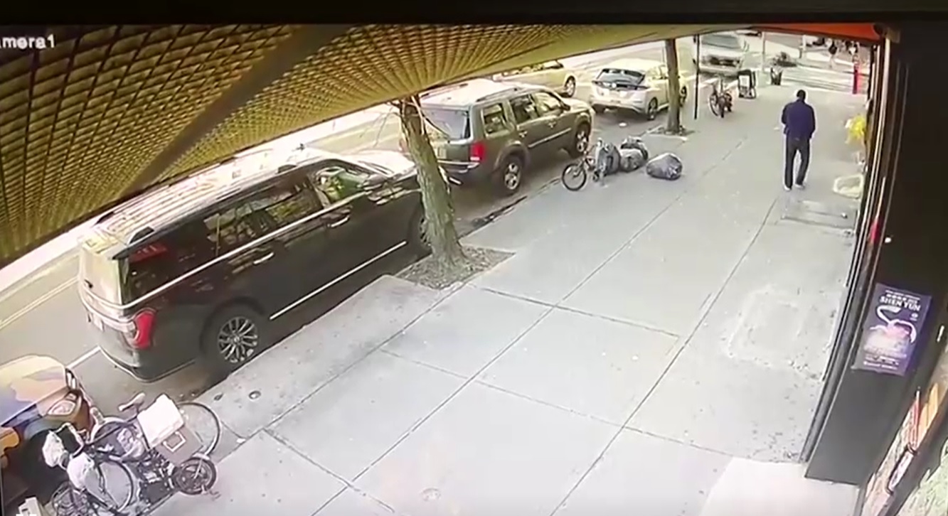 ภาพนาทีชีวิต! รถแหกด่านขับขึ้นทางเท้า ชายกระโดดหลบรอดหวุดหวิด เจ็บ 8