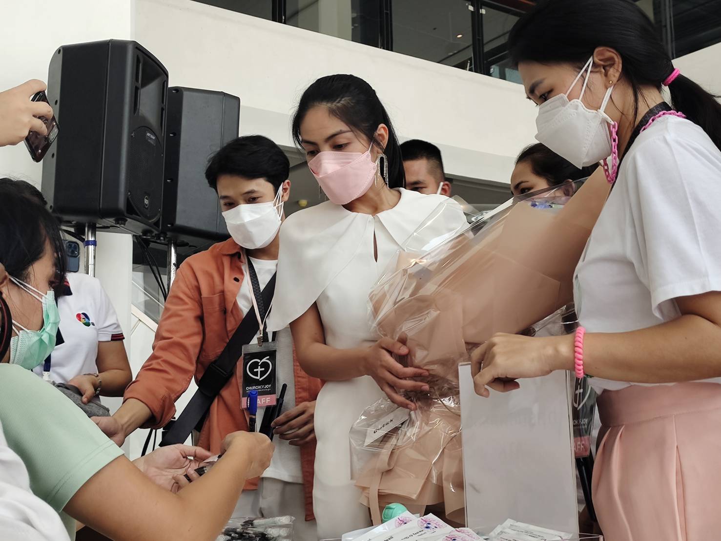 กระติก หอบช่อดอกไม้ร่วมพิธีไว้อาลัย แตงโม นิดา กระติก หอบช่อดอกไม้ร่วมพิธีไว้อาลัย แตงโม นิดา