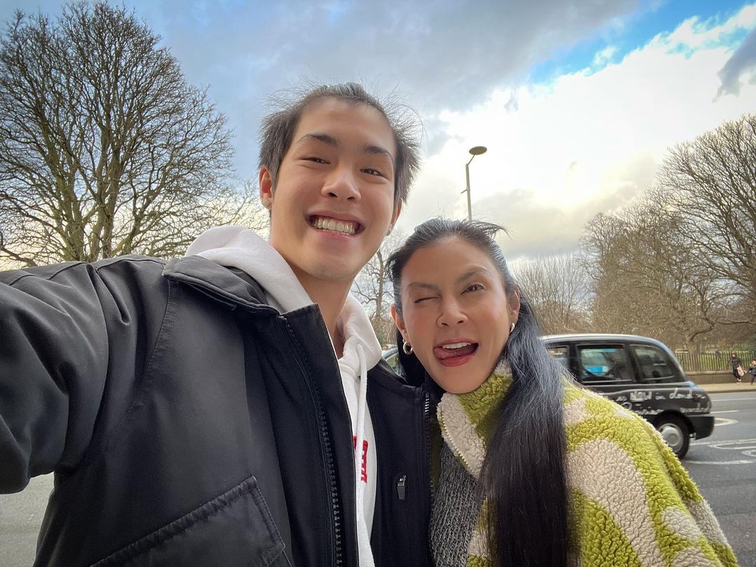 พร้อมหน้า 4 คนแม่ลูก ปิ่น เก็จมณี โพสต์ภาพพักผ่อนสงกรานต์กับ 3 เจ้า