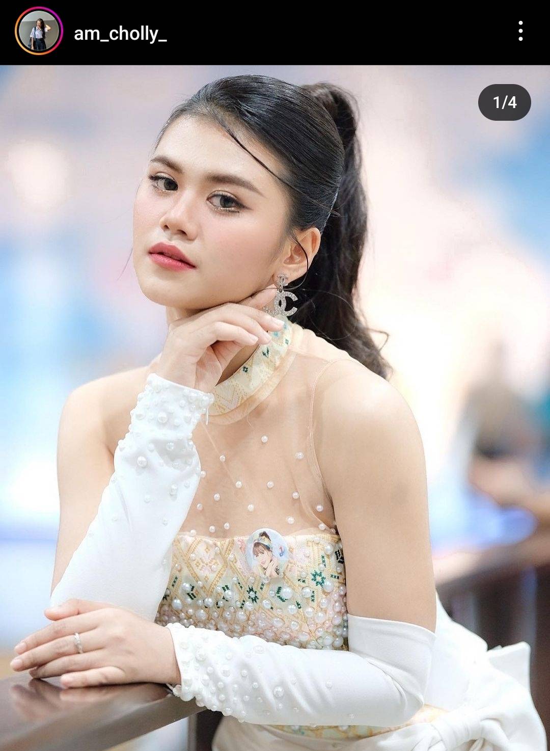 นักร้องดัง แอ้ม ชลธิชา ประสบอุบัติเหตุรถพุ่งชนศาลาข้างทาง