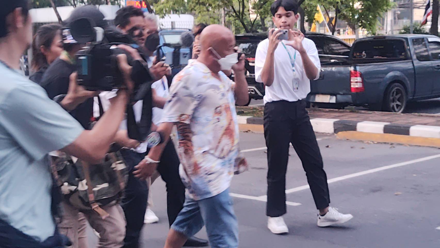 พ่อดีเจแมน เดินทางไปศาลให้กำลังใจลูกชาย เผยสิ่งที่ฝากฝังให้ช่วยดูแล