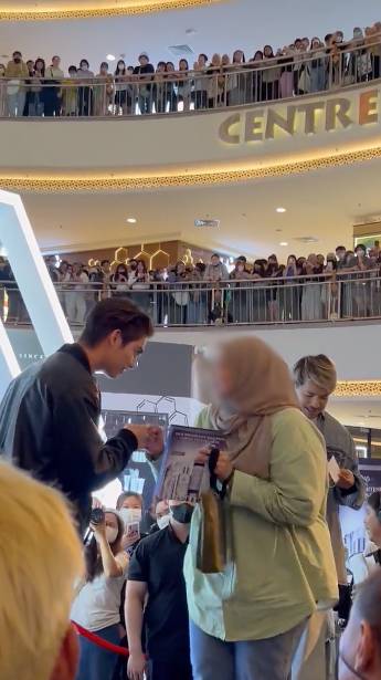 หล่อห้างแตก!! ‘ไบร์ท วชิรวิชญ์’ ลัดฟ้าเสิร์ฟฟินสบตาแฟนๆ ที่มาเลเซีย หล่อห้างแตก!! ‘ไบร์ท วชิรวิชญ์’ ลัดฟ้าเสิร์ฟฟินสบตาแฟนๆ ที่มาเลเซีย