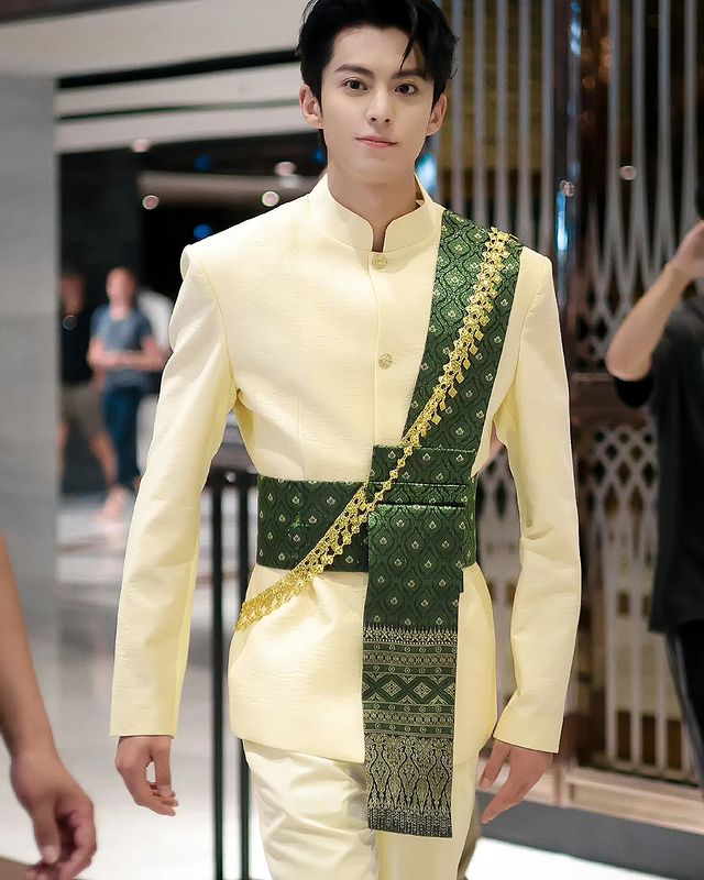 ตี๋กลับแล้วครับ!! แห่ส่ง ‘ดีแลน หวัง’ แน่นสนามบิน หลังเสร็จถ่ายทำ Keep Running ในไทย