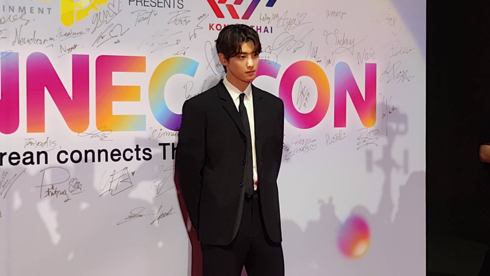 เปิดภาพซุปตาร์หนุ่ม ชาอึนอู ร่วมเดินพรมแดงในงานแถลงข่าว KONNECT CON