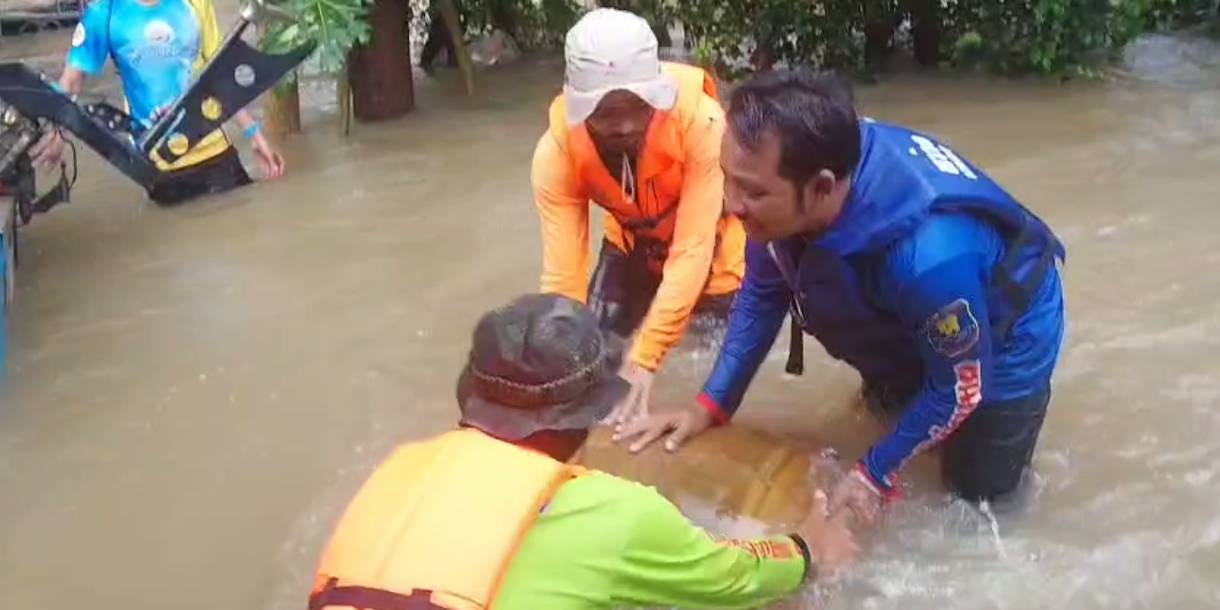โคราชอ่วม! ลำน้ำมาศทะลักท่วม สูงกว่า 2 เมตร ชาวบ้านติดเกาะ-เร่งช่วยเหลือด่วน