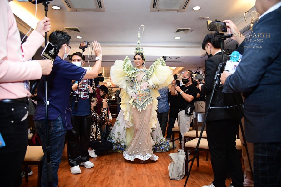 ใบตอง จรีรัตน์ โชว์ชุดประจำชาติ พร้อมชิงเวทีมิสเอิร์ธ 2021 ใบตอง จรีรัตน์ โชว์ชุดประจำชาติ พร้อมชิงเวทีมิสเอิร์ธ 2021