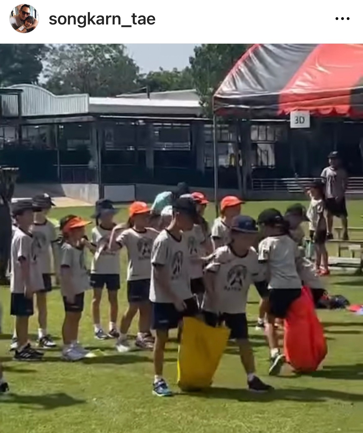 โมเมนต์น่ารัก! สงกรานต์ ตามเชียร์ลูกสาว น้องปีใหม่ ติดขอบสนามงานกีฬาสี