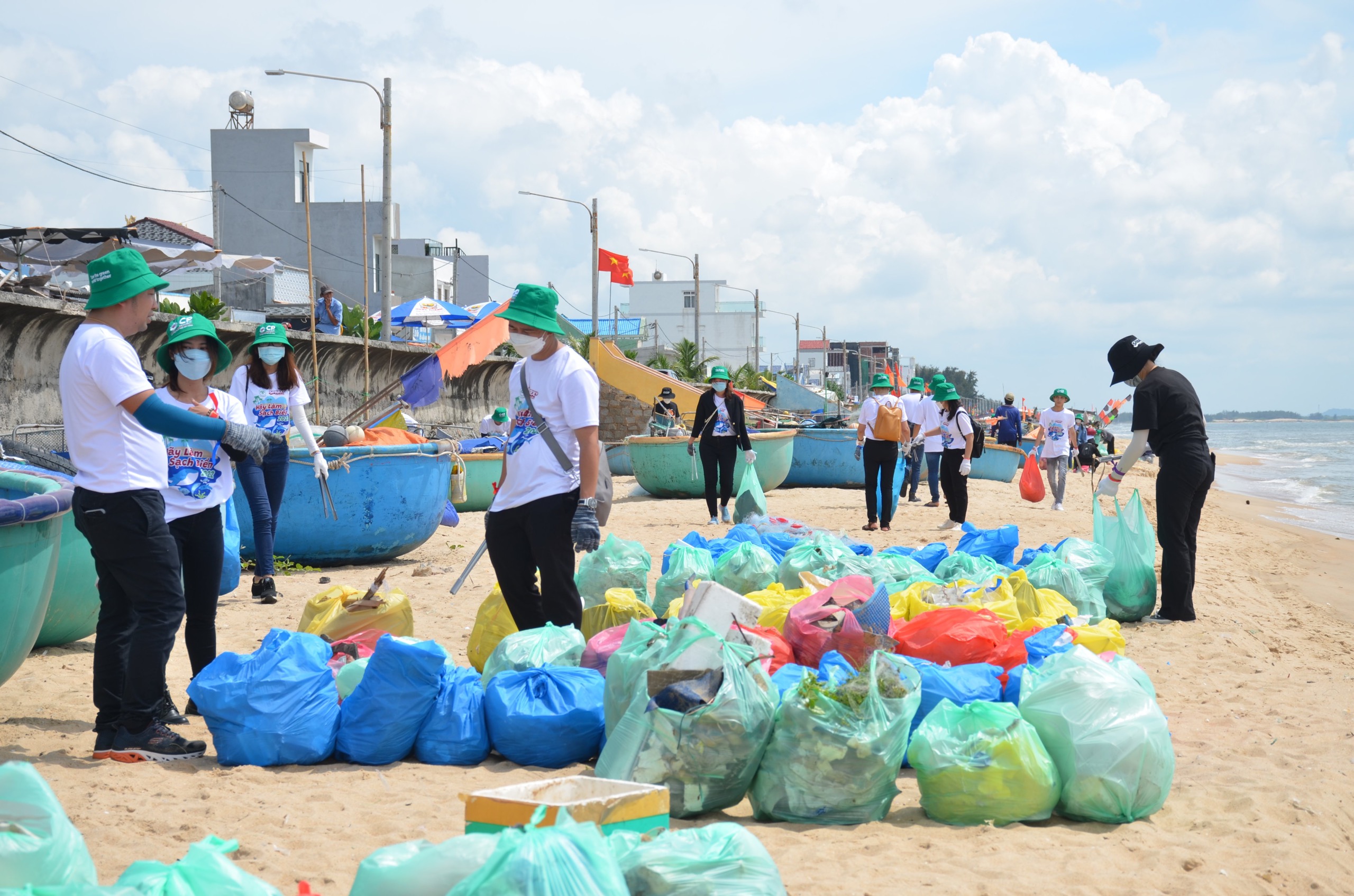 ซี.พี.เวียดนาม รวมพลังเก็บขยะ คืนความสะอาดให้ชายหาดจังหวัดบาเรีย-วุ่งเต่า