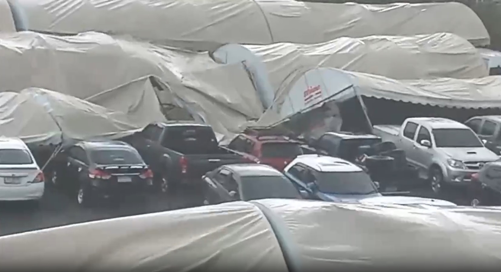 ภาพความเสียหาย พายุ ถล่มอบต.ราชาเทวะ เต็นท์ที่จอดรถถูกแรงลมพัดล้มระเนระนาด