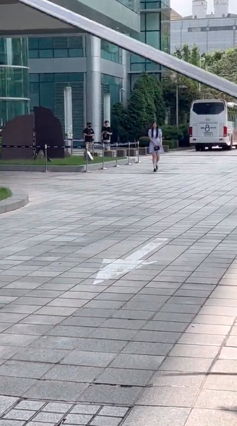 ถูกตะคอกไล่!! 'จอย Red Velvet' ถูกยามช่องดังขึ้นเสียงใส่ต่อหน้าแฟนๆ ถูกตะคอกไล่!! 'จอย Red Velvet' ถูกยามช่องดังขึ้นเสียงใส่ต่อหน้าแฟนๆ