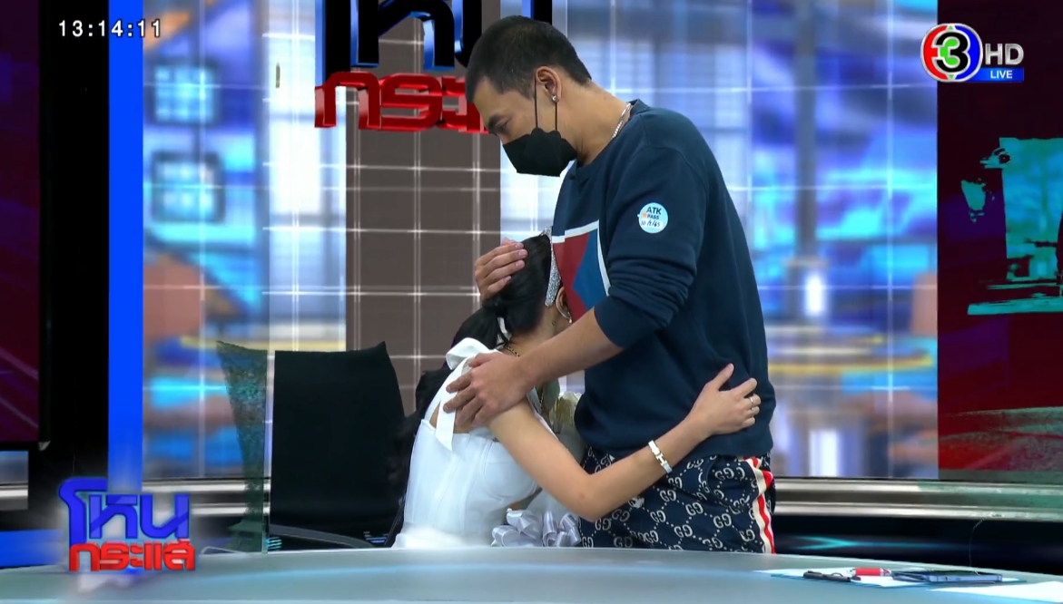 เติ้ล รับผิดเตะหน้า นิวนิว หอบดอกไม้ขอโทษ หนุ่ม กรรชัย ผวา!! นาทีลุกพรวดกลางรายการ เติ้ล รับผิดเตะหน้า นิวนิว หอบดอกไม้ขอโทษ หนุ่ม กรรชัย ผวา!! นาทีลุกพรวดกลางรายการ