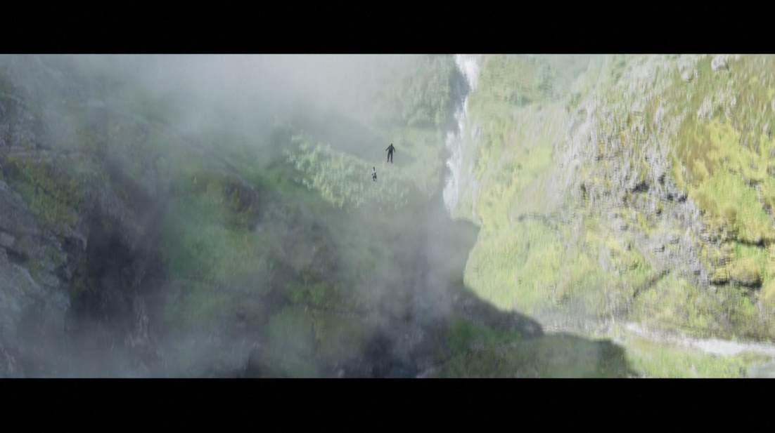 หวาดเสียวสุดๆ!! 'ทอม ครูซ' ซิ่งสองล้อข้ามสะพานขาดดิ่งหน้าผาใน Mission: Impossible 7