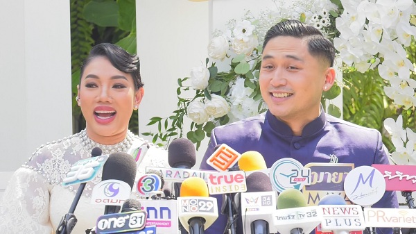 ดา -เดนนิส ควงคู่ เข้าพิธีหมั้นสุดอบอุ่น   (มีคลิป)