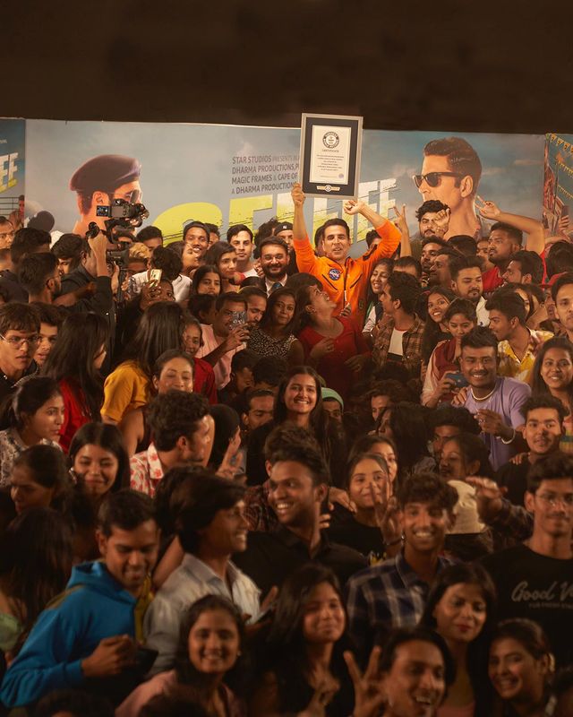 ทุบสถิติโลก!! 'อักษัย กุมาร' พระเอกอินเดีย พาแฟนคลับถ่ายเซลฟี่ได้มากสุดใน3นาที