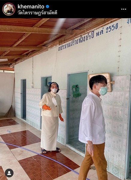 แพนเค้ก ควงสารวัตรหมี พร้อมครอบครัวทำบุญกฐิน สวมชุดไทยล้างห้องน้ำวัด