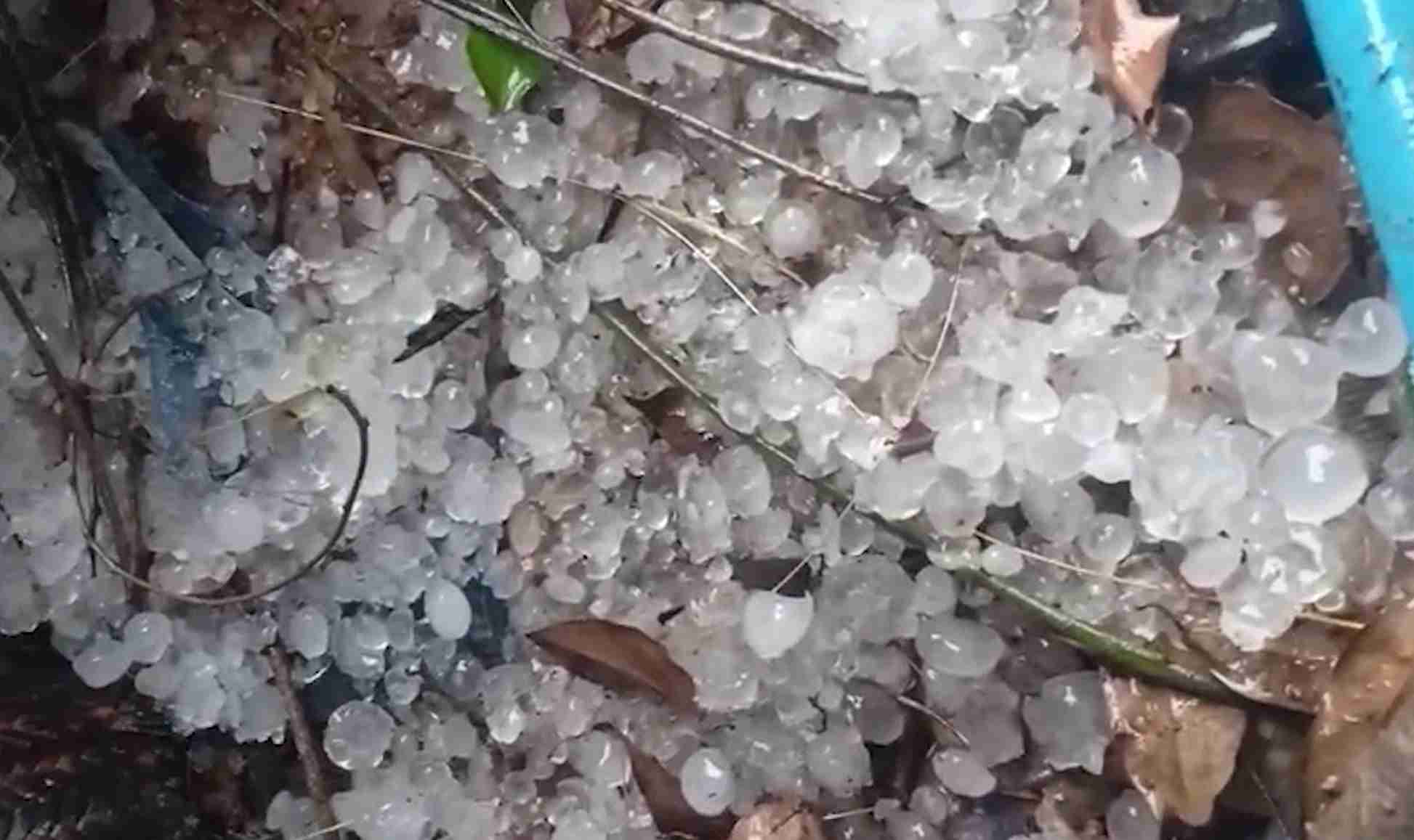พายุฤดูร้อนหอบ ลูกเห็บ ถล่มเมืองเลย บ้านเสียหาย 15 หลังคาเรือน พายุฤดูร้อนหอบ ลูกเห็บ ถล่มเมืองเลย บ้านเสียหาย 15 หลังคาเรือน
