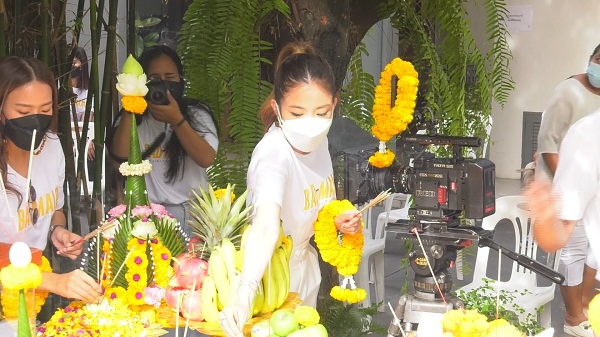 TrueID นำทีมบวงสรวงภาพยนตร์ “5 แม่บ้านถล่มมาเฟีย” (มีคลิป) TrueID นำทีมบวงสรวงภาพยนตร์ “5 แม่บ้านถล่มมาเฟีย” (มีคลิป)