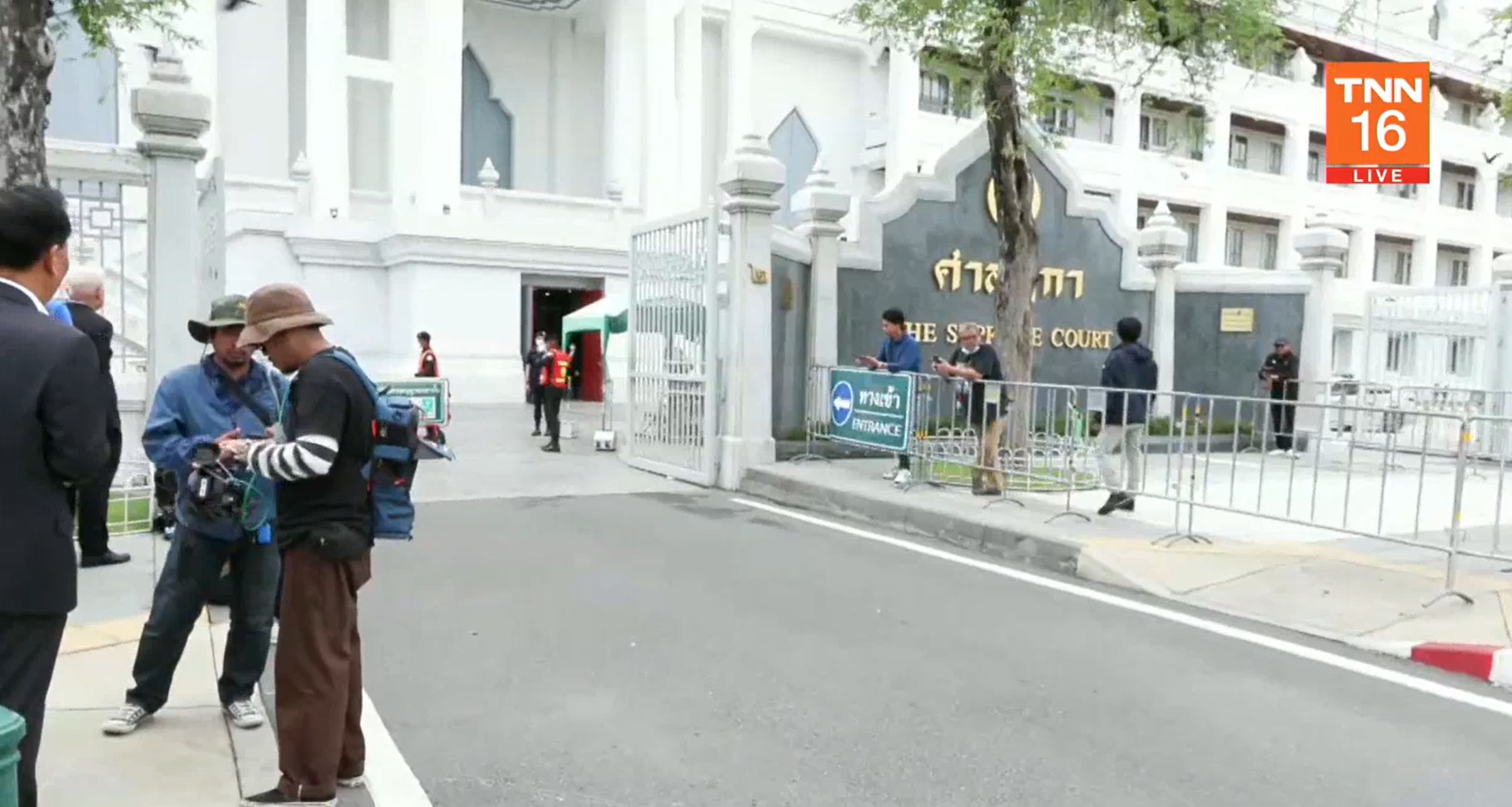 ทักษิณ ชินวัตร ถึงศาลฎีกา เพื่อฟังคำสั่งของศาล ทักษิณ ชินวัตร ถึงศาลฎีกา เพื่อฟังคำสั่งของศาล