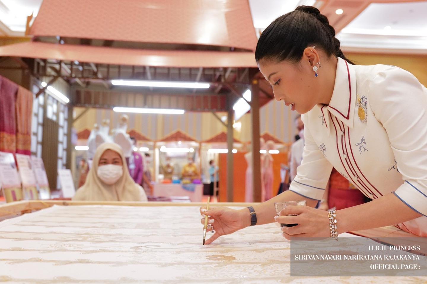 เจ้าฟ้าสิริวัณณวรี เสด็จไปทอดพระเนตรการจัดแสดงและจำหน่ายผลิตภัณฑ์ผ้าและงานหัตกรรมภาคกลาง เจ้าฟ้าสิริวัณณวรี เสด็จไปทอดพระเนตรการจัดแสดงและจำหน่ายผลิตภัณฑ์ผ้าและงานหัตกรรมภาคกลาง