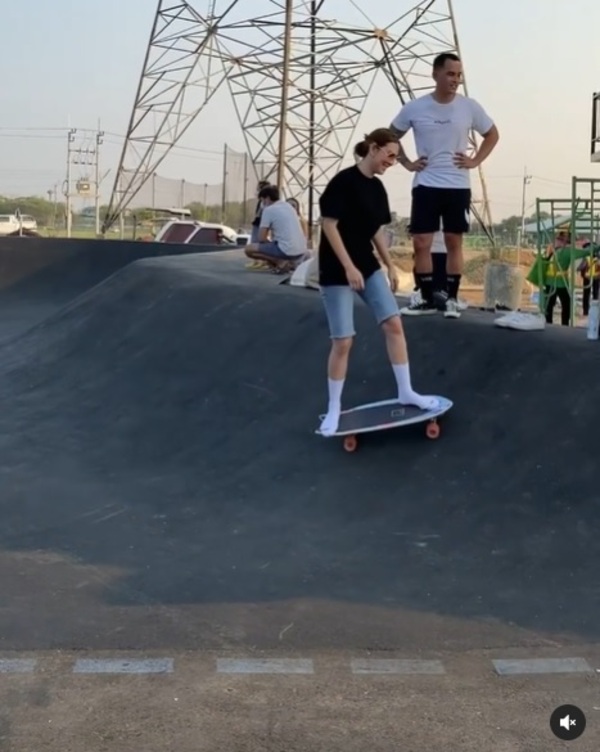 เซิร์ฟสเก็ตกระชับรัก! สงกรานต์ พาน้องปีใหม่เล่นเซิร์ฟสเก็ตมี แมท ภีรนีย์ โผล่ร่วมเฟรม