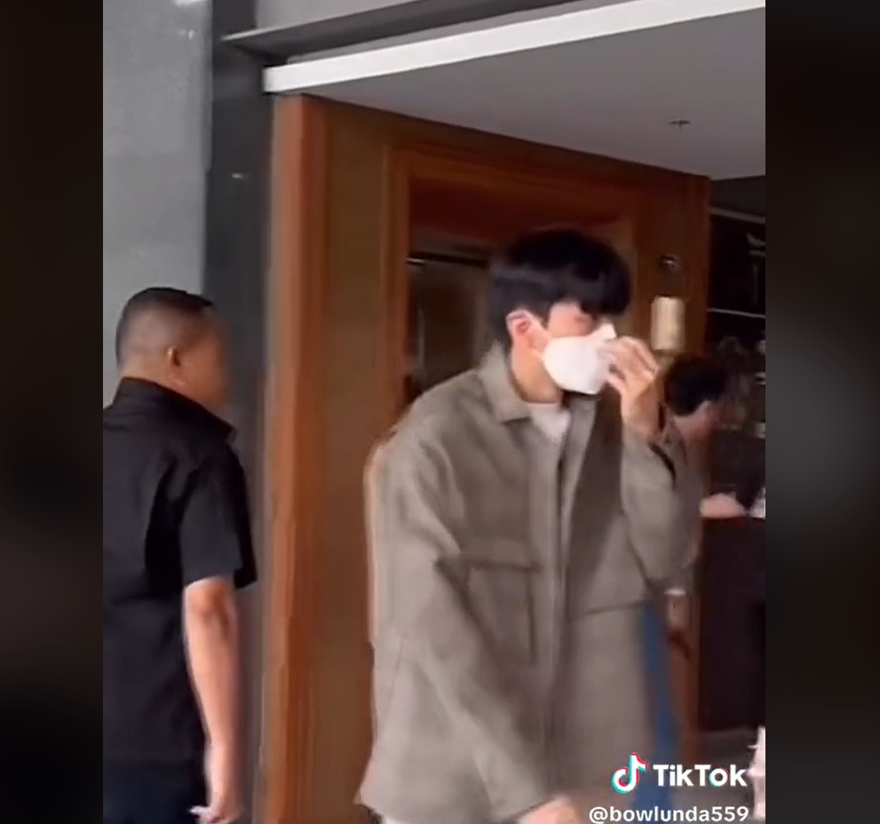 เปิดวาร์ป นนกุล หนุ่มหน้าใส มีคลิปเดินคุย ถือผ้าคลุมไหล่ให้ แอฟ ทักษอร เปิดวาร์ป นนกุล หนุ่มหน้าใส มีคลิปเดินคุย ถือผ้าคลุมไหล่ให้ แอฟ ทักษอร