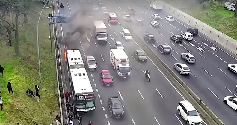 นาทีชีวิต! ไฟลุกท่วมรถโดยสารประจำทาง ผู้โดยสารวิ่งหนีชุลมุน