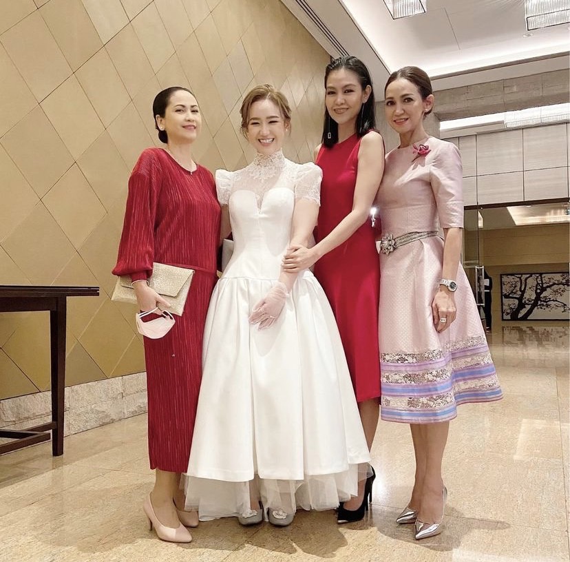 ดี้ ปัทมา -เอ๋ กษมา สุดปลื้ม หมอพลอย ลูกสาว จูงมือแฟนหนุ่มเข้าพิธีแต่งงานแล้ว ดี้ ปัทมา -เอ๋ กษมา สุดปลื้ม หมอพลอย ลูกสาว จูงมือแฟนหนุ่มเข้าพิธีแต่งงานแล้ว