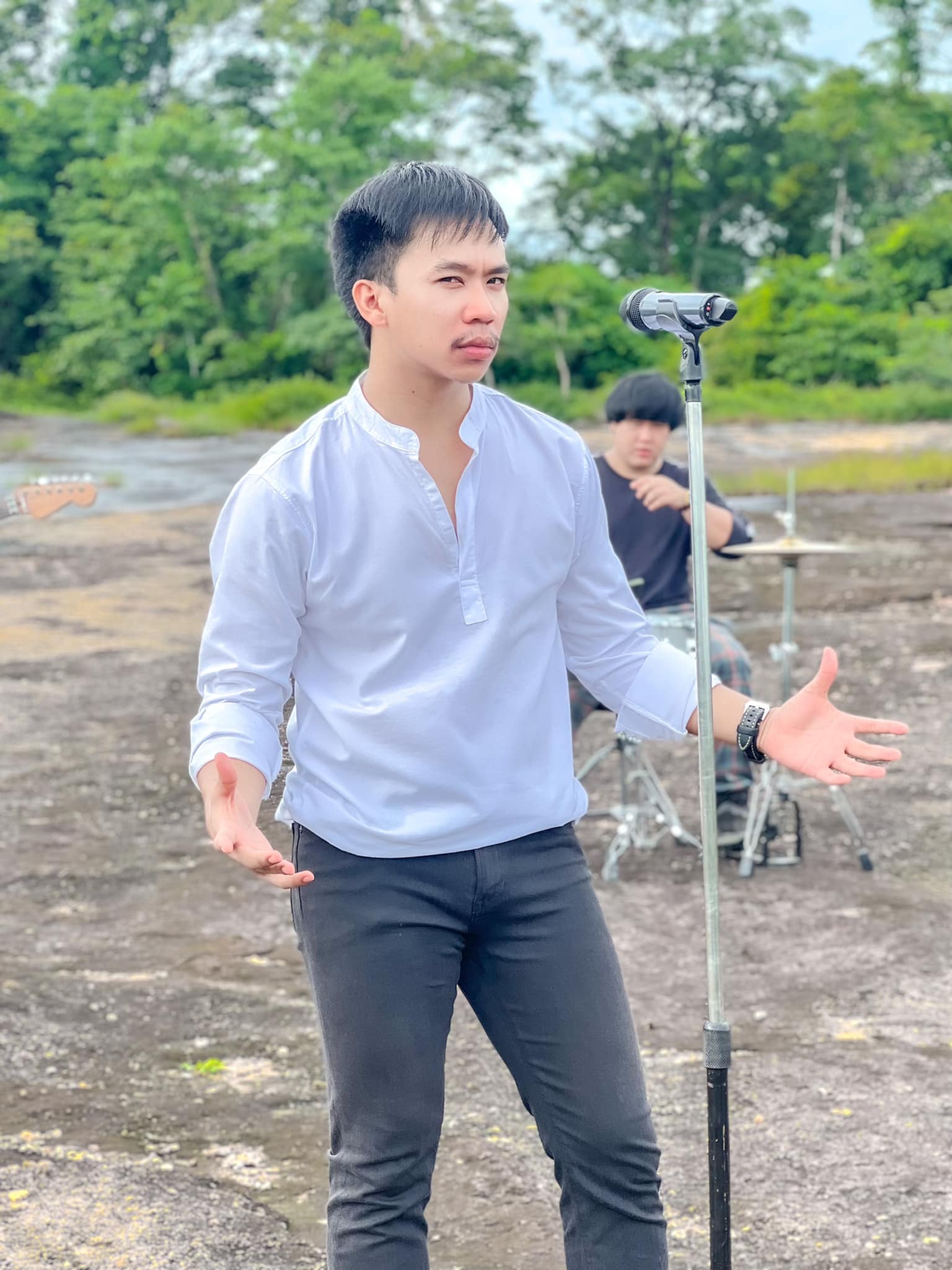 เนม สุรพงศ์ นักร้องลูกทุ่งดัง ประสบอุบัติเหตุ โชคดีที่ปลอดภัย! 