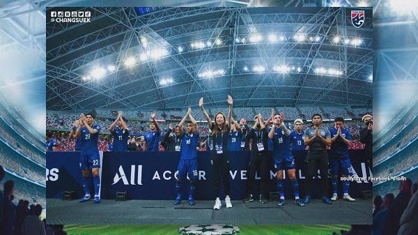 คนบันเทิงเกาะขอบจอเฮลั่น! ช้างศึก คว้าชัยรอบชิงนัดแรก 4-0 (มีคลิป) คนบันเทิงเกาะขอบจอเฮลั่น! ช้างศึก คว้าชัยรอบชิงนัดแรก 4-0 (มีคลิป)