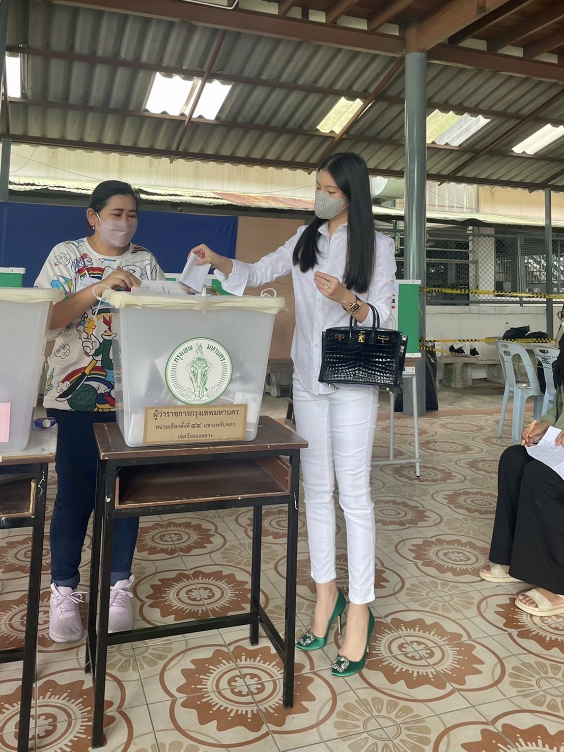 คริส - สิงโต นำทีมเหล่าคนดัง ใช้สิทธิเลือกผู้ว่า กทม. 