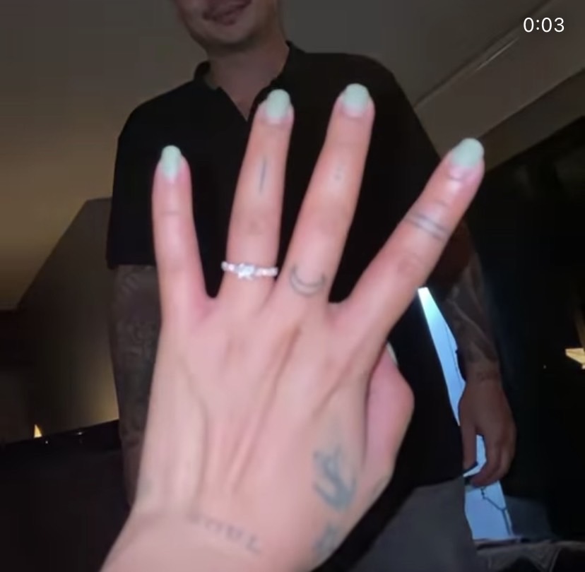 แห่ยินดี ดา เอ็นโดรฟิน ถูกแฟนหนุ่ม เดนนิส เซอร์ไพรส์คุกเข่าขอแต่งงาน แห่ยินดี ดา เอ็นโดรฟิน ถูกแฟนหนุ่ม เดนนิส เซอร์ไพรส์คุกเข่าขอแต่งงาน