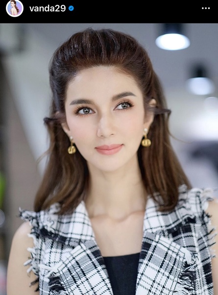 โล่งใจ!! โบว์ แวนด้า ร่วมแถลงข่าวจับกุมผู้ต้องหา หลังถูกคุกคามทางเพศมานานนับปี โล่งใจ!! โบว์ แวนด้า ร่วมแถลงข่าวจับกุมผู้ต้องหา หลังถูกคุกคามทางเพศมานานนับปี