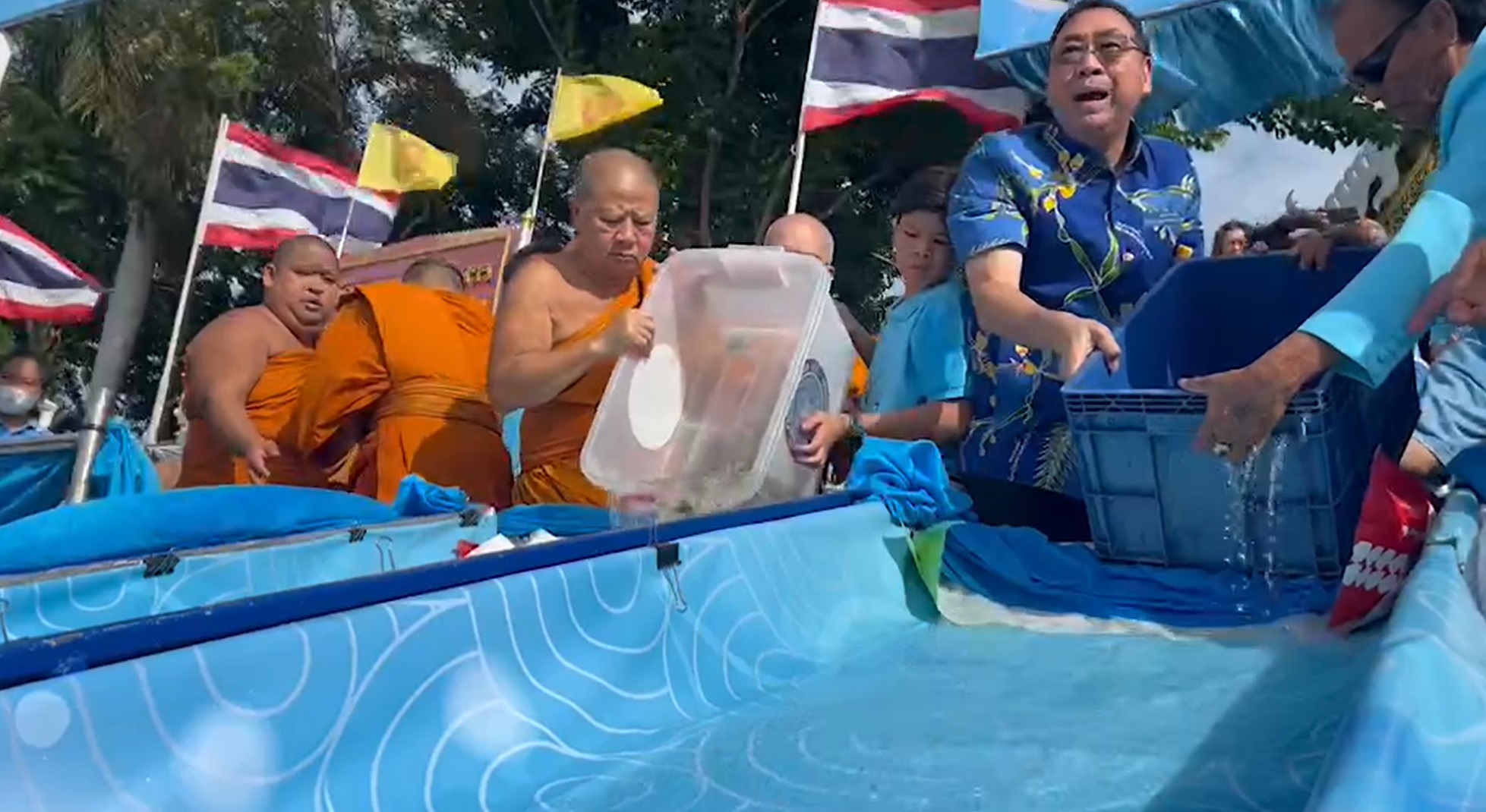 วันแม่แห่งชาติ ทั่วไทยร่วมทำบุญตักบาตร ถวายพระราชกุศล 12 สิงหาคม 2566