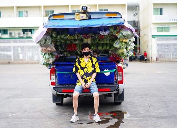 บอย - เจี๊ยบ ส่งรถพุ่มพวง แจกอาหารฟรี ช่วยเหลือคนเดือดร้อน!!