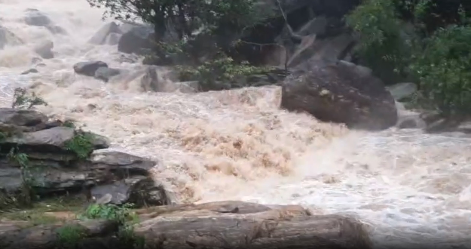 เปิดภาพ! มวลน้ำป่าทะลักท่วมน้ำตกดอยอินทนนท์ หนักสุดในรอบ 10 ปี เปิดภาพ! มวลน้ำป่าทะลักท่วมน้ำตกดอยอินทนนท์ หนักสุดในรอบ 10 ปี