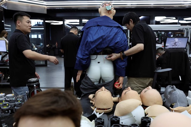 เหมือนคนเกินไปไหม ? จีนสร้างหุ่นยนต์ฮิวแมนนอยด์แสดงอารมณ์สมจริง