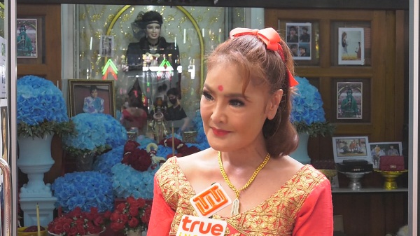 ครอบครัว พุ่มพวง ดวงจันทร์ มอบทุนการศึกษา 30 ทุน   (มีคลิป) 