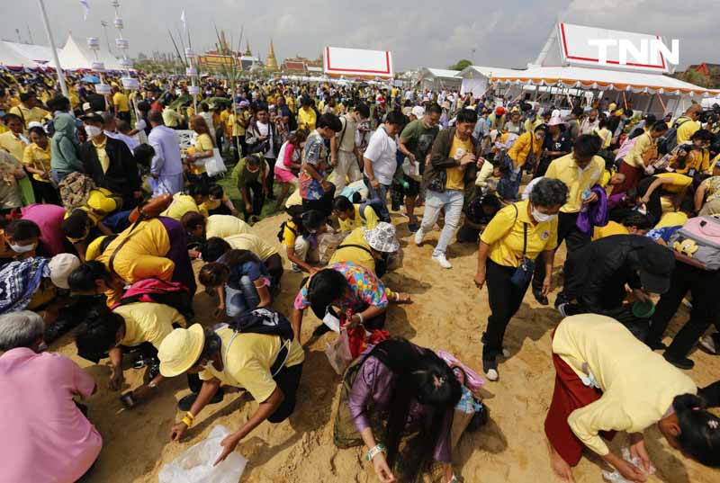 ปชช.แย่งเก็บพันธุ์ข้าว เสริมสิริมงคลหลังพระราชพิธีวันพืชมงคล